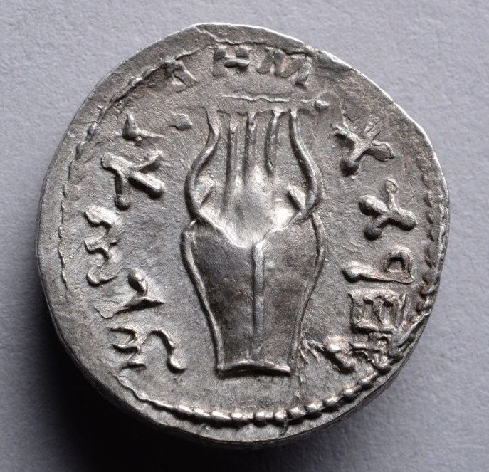 上图：主后132年-135年犹太巴尔·科赫巴起义（Bar Kokhba revolt）期间发行的硬币，上面有古代以色列的大卫琴（Kinnor/כִּנּוֹר‎）的图案。