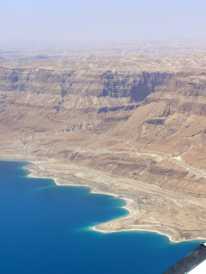 上图:约斯门(Jeshimon)是犹大旷野东边与死海接壤的带状地区,包括隐·基底。这个区域海拔迅速下降1000多米,气候干旱、地势崎岖,容易躲藏。 上图:约斯门(Jeshimon)是犹大旷野东边与死海接壤的带状地区,包括隐·基底。这个区域海拔迅速下降1000多米,气候干旱、地势崎岖,容易躲藏。