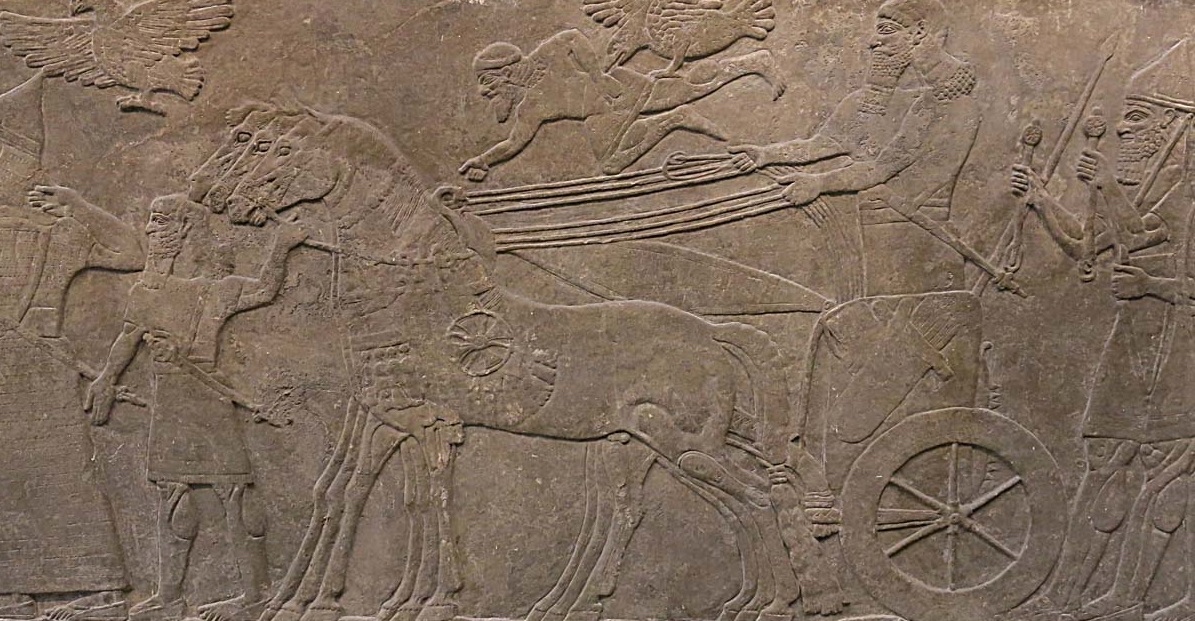 上图:主前九世纪亚述浮雕中的战车。亚兰的战车与此类似,这些战车以双马负轭拖拉,载人的小平台安装在后轴之上,车轮木制有辐。乘车者一人负责驾驶,一人则配有弓箭枪矛。二人站于车上,护栏只高及大腿中部。 上图:主前九世纪亚述浮雕中的战车。亚兰的战车与此类似,这些战车以双马负轭拖拉,载人的小平台安装在后轴之上,车轮木制有辐。乘车者一人负责驾驶,一人则配有弓箭枪矛。二人站于车上,护栏只高及大腿中部。