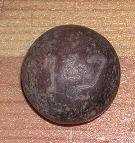 上图：二十世纪初在大卫城出土了砝码石“并 Pim”，上面用腓尼基文写着“并 פים‬”，重三分之二舍客勒。发现了这些砝码石后，圣经学者们对撒上十三21就有了新的解释。