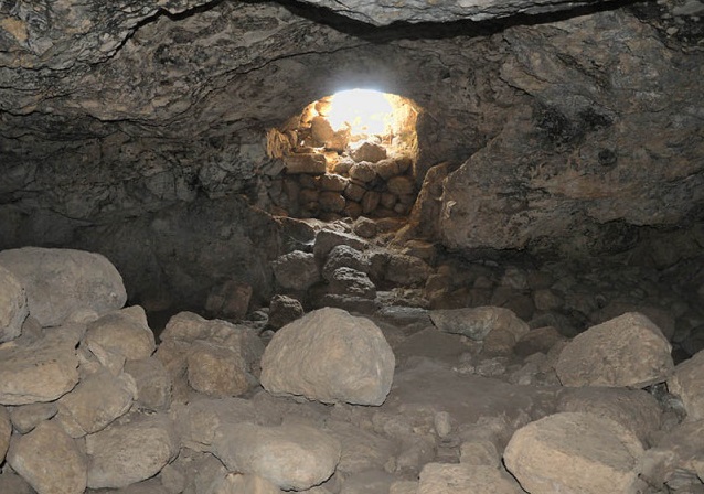 上图：亚杜兰洞。亚杜兰位于以拉谷南侧一条自耶路撒冷通往拉吉的道路上，是一处战略要地。这里有很多洞穴，可供几十人居住，大卫离开迦特以后，就逃到亚杜兰洞（撒上二十二1），许多人来投奔他。大卫可能在亚杜兰洞中写下了诗篇34、57、142篇。