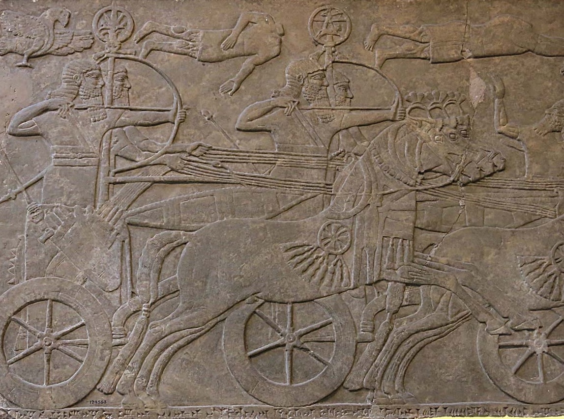 上图：主前九世纪亚述浮雕中的战车。亚兰的战车与此类似，这些战车以双马负轭拖拉，载人的小平台安装在后轴之上，车轮木制有辐。乘车者一人负责驾驶，一人则配有弓箭枪矛。二人站于车上，护栏只高及大腿中部。