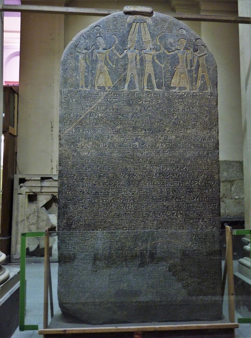 上图：麦伦普塔赫石碑（The Merneptah Stele），又名以色列石碑（the Israel Stele），是古埃及第十九王朝法老麦伦普塔赫（Merneptah，主前1213-1203年在位）所立的一座花岗岩石碑，以纪念法老在主前1208年的战争中击败利比亚人、非利士人和以色列人。这是唯一提到“以色列”的古埃及文字记录，也是至今所发现提到“以色列”名字的最早考古证据。下一个提到“以色列”的非圣经文献就是主前850年的摩押米沙石碑。古代中东的君王喜欢立碑纪念得胜。碑上往往记录战役成功的细节，夸耀君王，也详述神祇怎样将胜利赐给所宠爱的王。