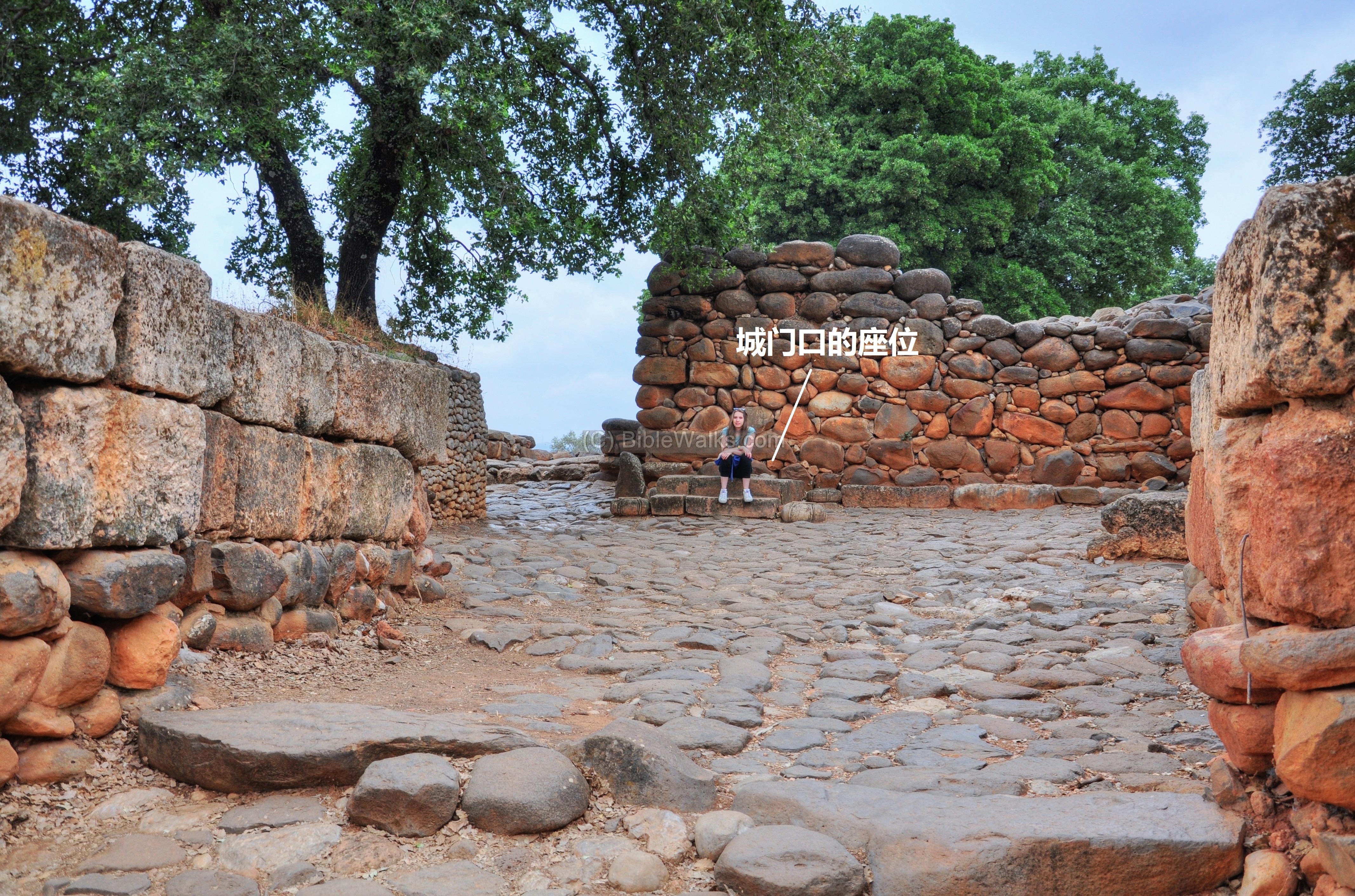 上图：但城遗址（Tel Dan）城门口的座位，用于礼仪、诉讼。